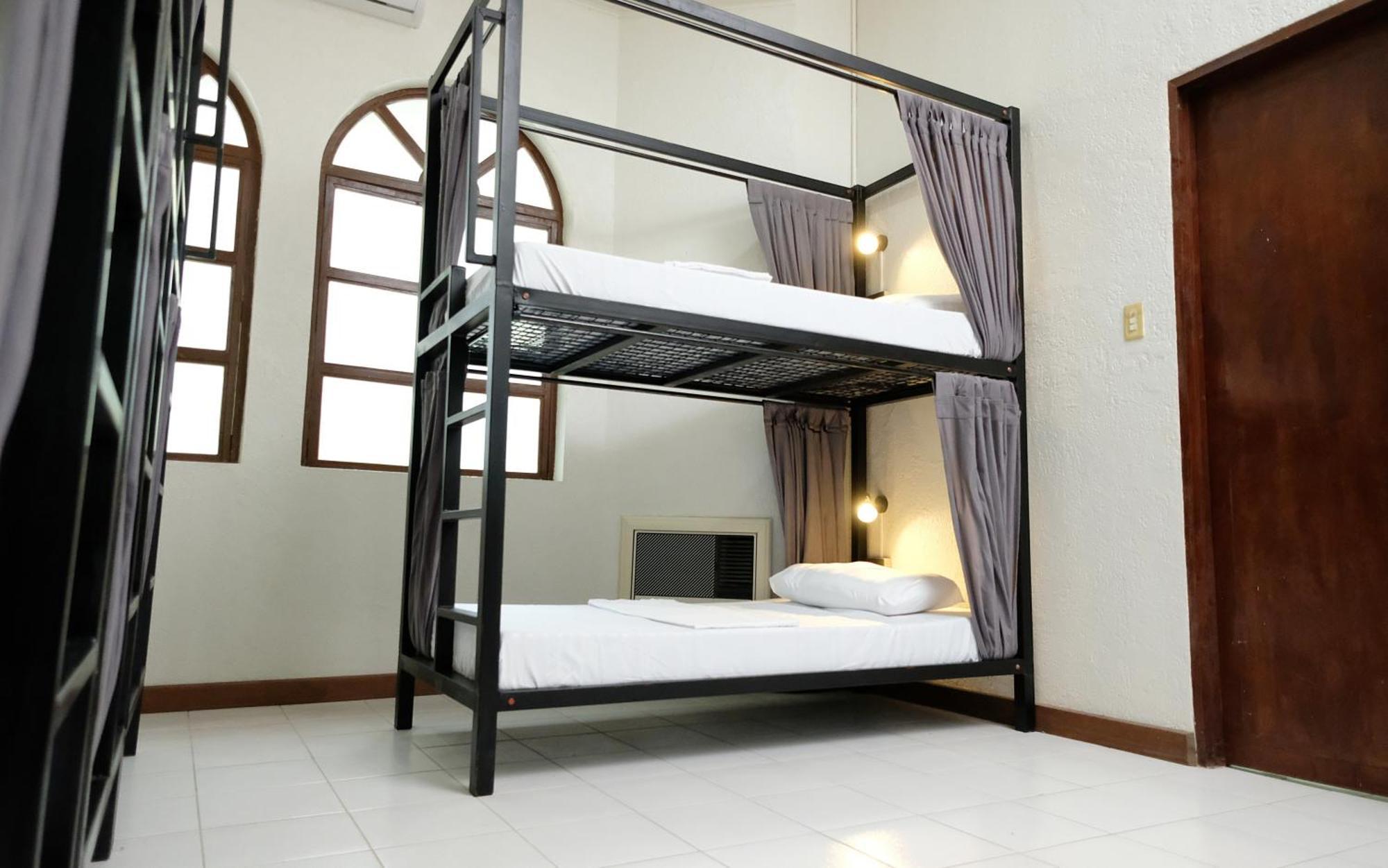 Хостел Mad Monkey Dumaguete Dumaguete City Экстерьер фото