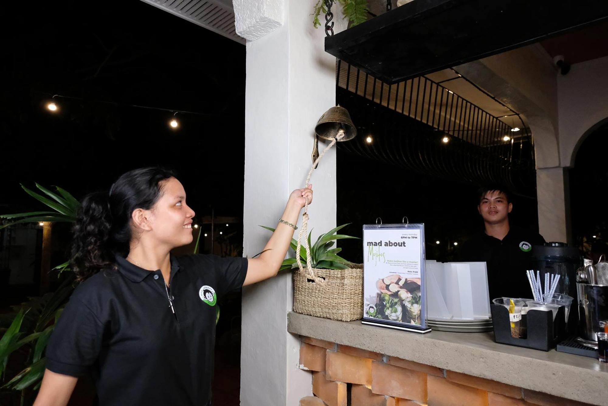 Хостел Mad Monkey Dumaguete Dumaguete City Экстерьер фото