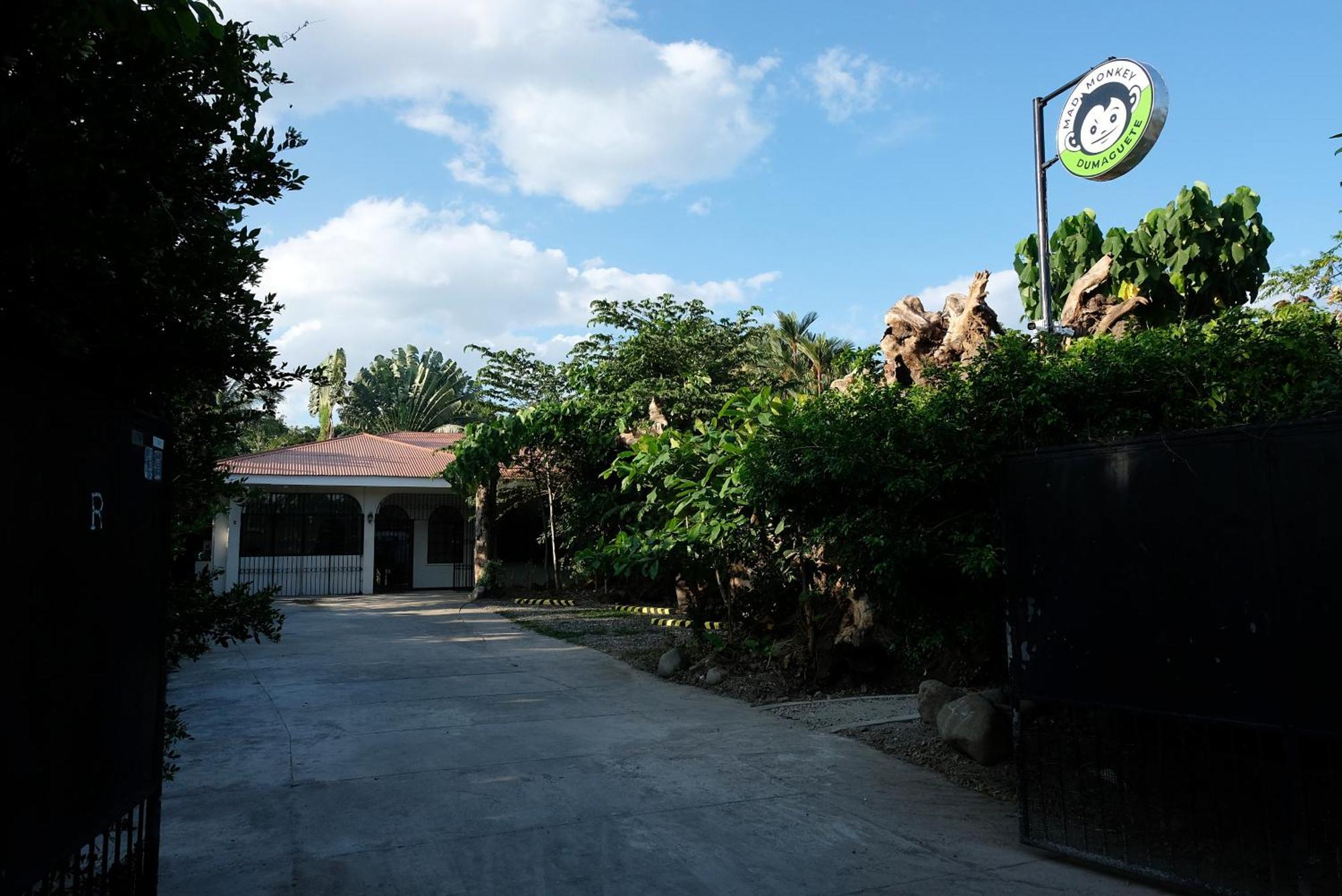 Хостел Mad Monkey Dumaguete Dumaguete City Экстерьер фото