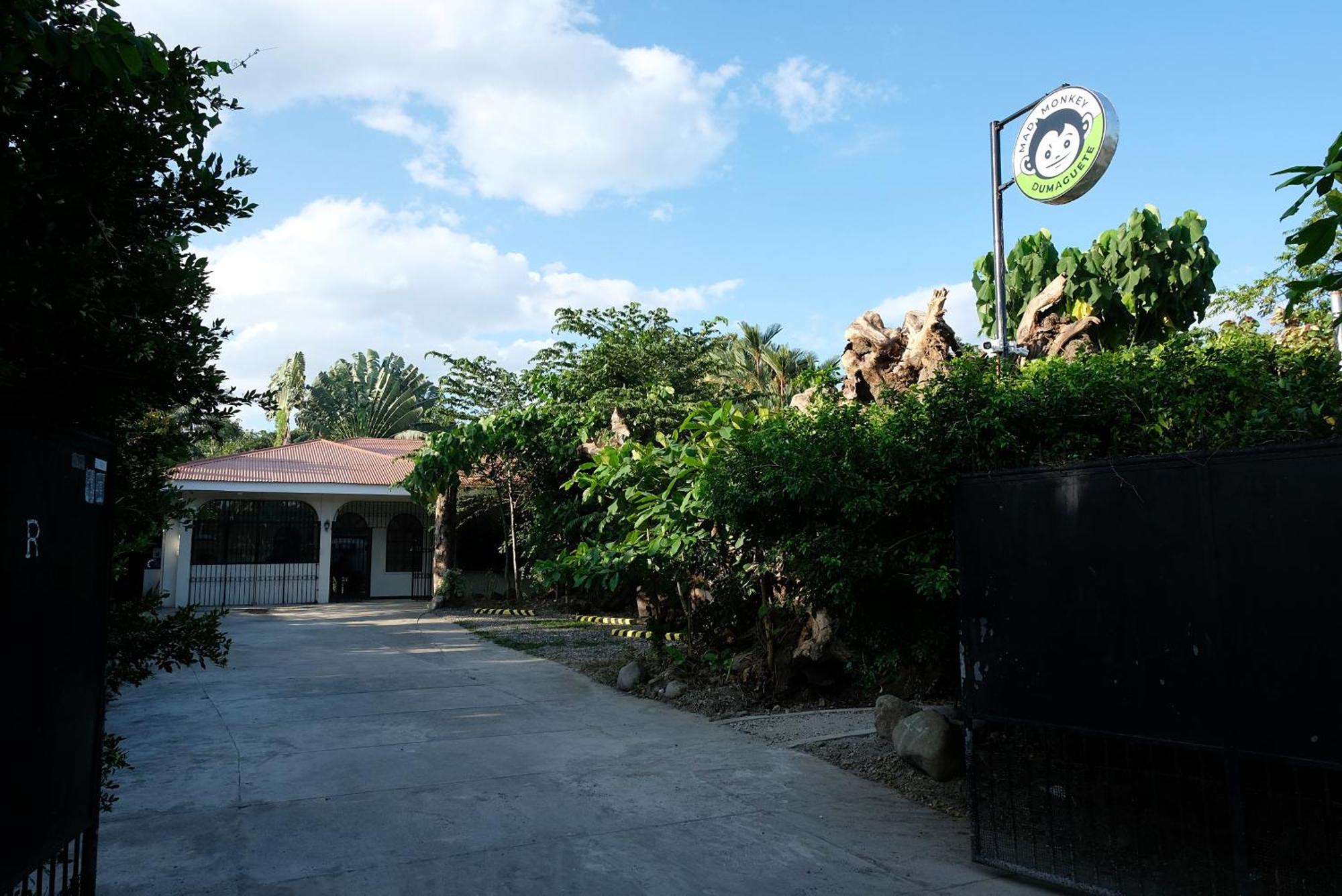 Хостел Mad Monkey Dumaguete Dumaguete City Экстерьер фото